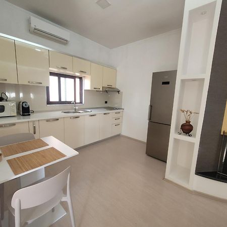 An Apartment With Fireplace ティラナ エクステリア 写真