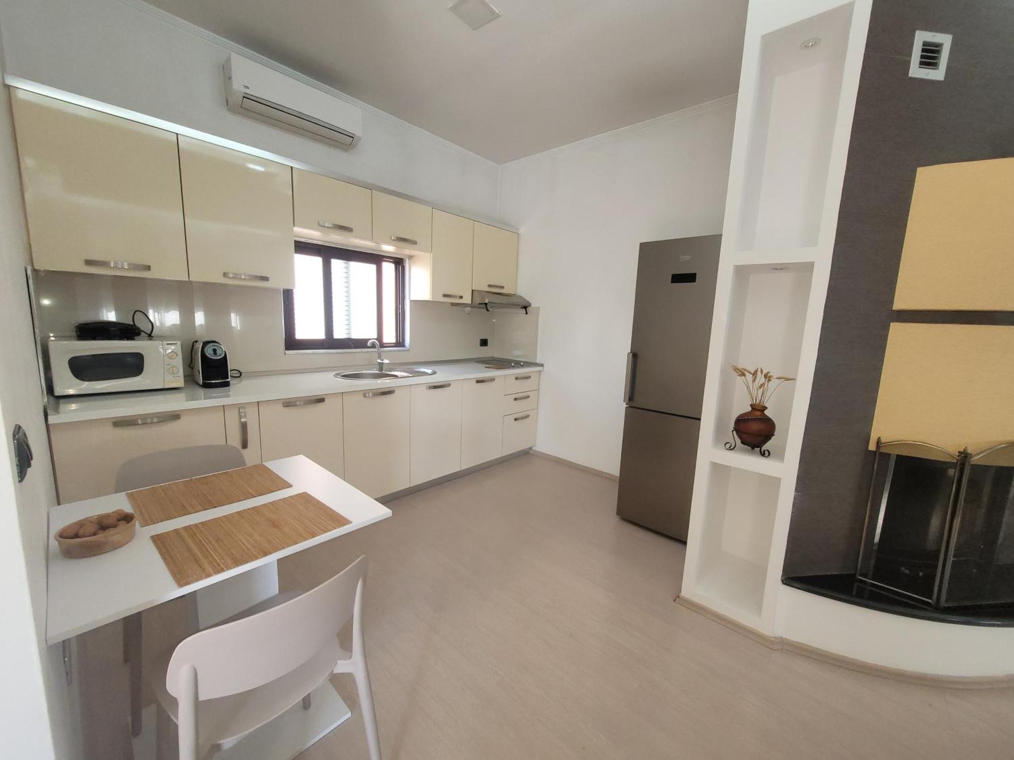 An Apartment With Fireplace ティラナ エクステリア 写真
